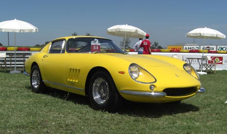 Da Ferrari fejrede 60 års jubilæum på ”hjemmebane” i Fiorano i Italien forleden, kunne man se denne fornemme Ferrari 275 (som oven i købet har tilhørt Clint Eastwood). Netop Ferrari 275 vil være blandt de sjældne biler, publikum kan se, når den danske Ferrari importør, Formula Automobile, fortsætter jubilæumsfesten under Copenhagen Historic Grand Prix i Fælledparken.